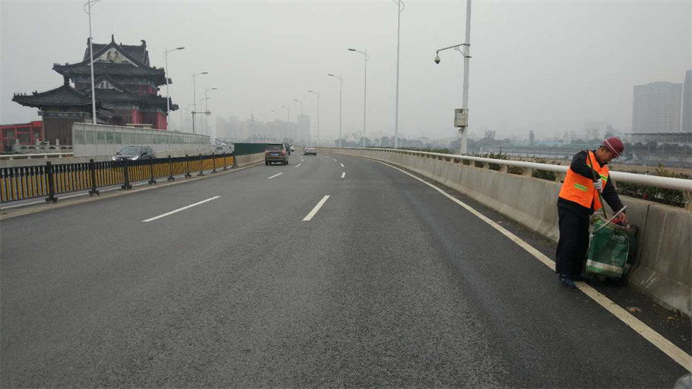 环卫工人紧迫清扫路面